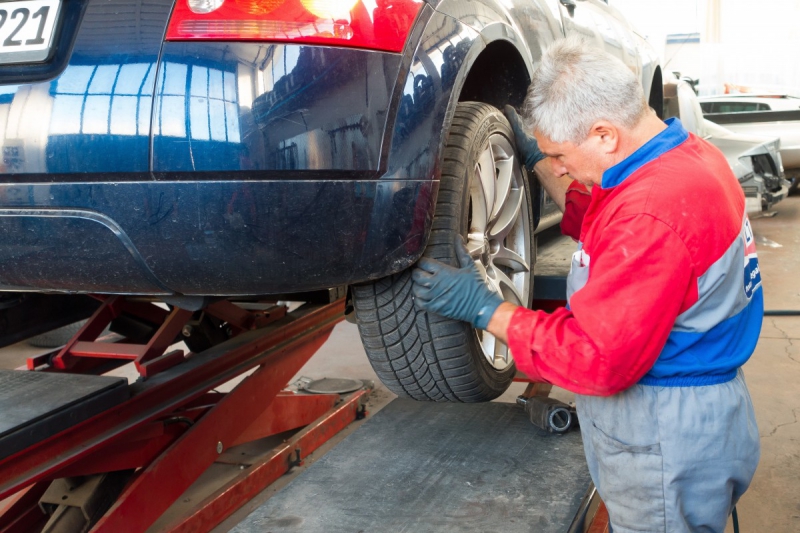 boutique-CAILLE-min_auto_repair_repair_lift_auto_mechanic_work_clothes_master_professional_man_of_the_fold-685629