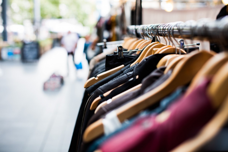 boutique-CAILLE-min_blur_close_up_focus_hanger_jacket_market_people_rack-1176303